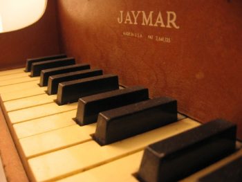 Toy_piano_keyboard